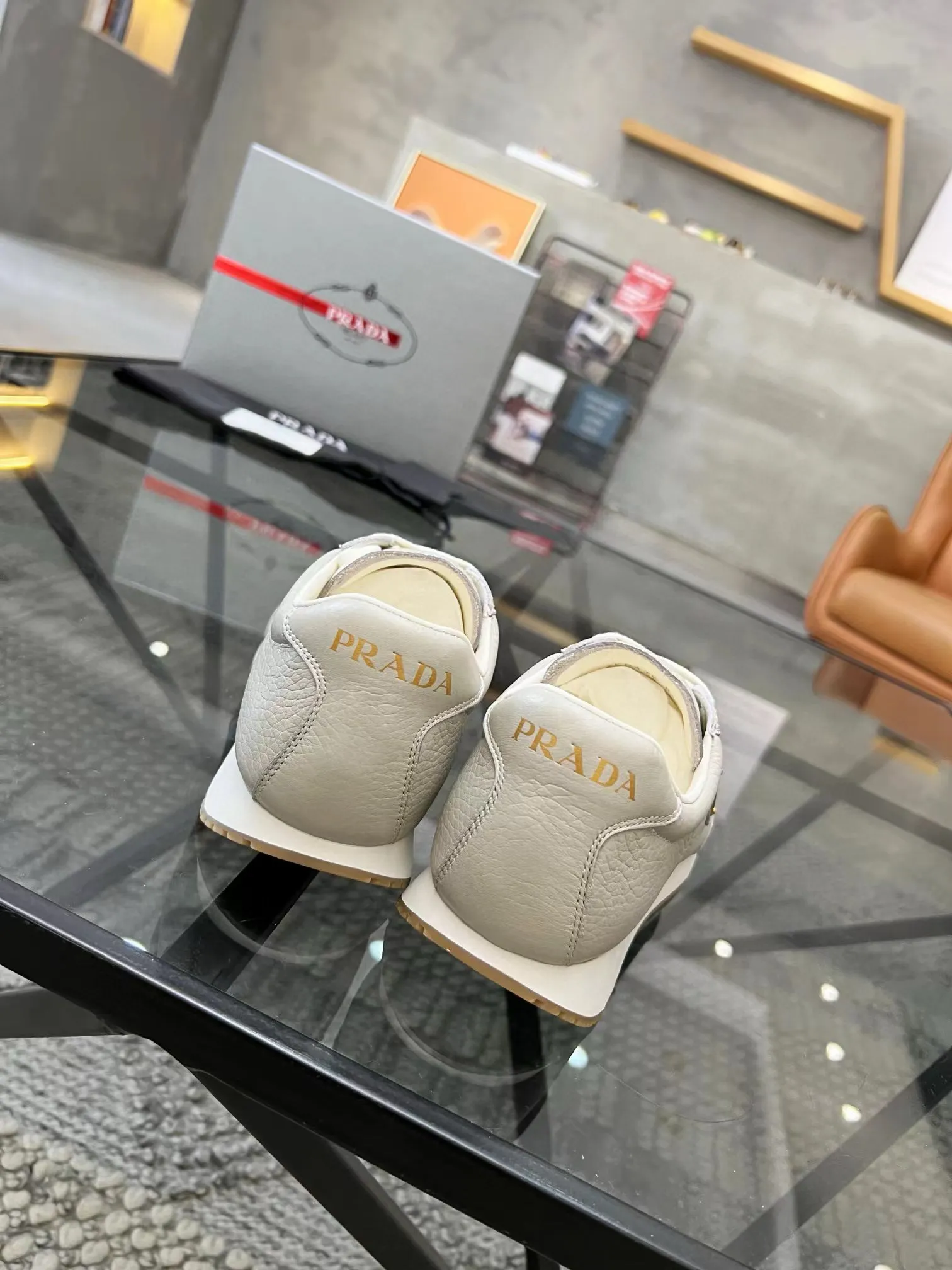 Factory price: 400💰Prada new men's leather sports shoes, the highest version on the market, any comparison is welcome🆚! The original leather has excellent texture and is super high-end! Fetal sheep net lining imported from Italy, removable pad! Luxurious materials and fine workmanship, highly recommended! Code number: 38-44, customized 45